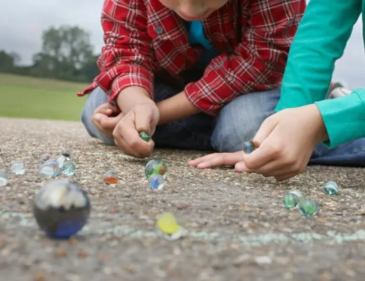 Juegos tradicionales lista imprimir niños jugando canicas