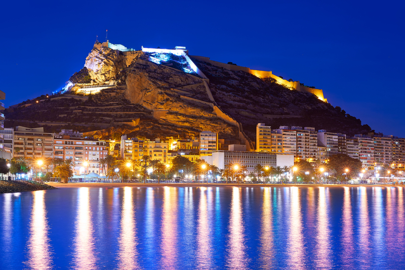 Alicante con adolescentes de noche skyline nocturno Alicante nocturna skyline