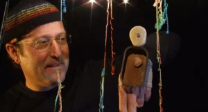 El Hombre que quemaba piedras carreta teatro elche