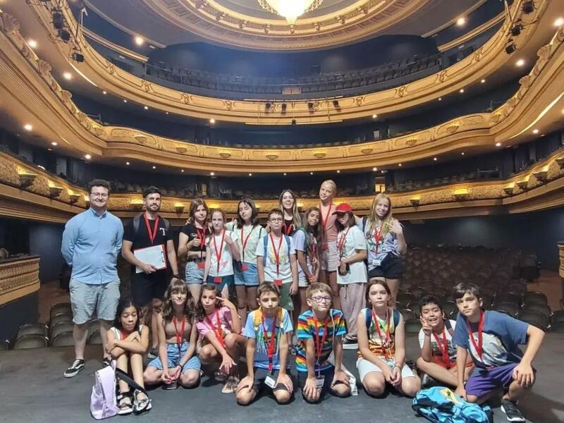 grupo niños adolescentes escuela verano tramoya teatro