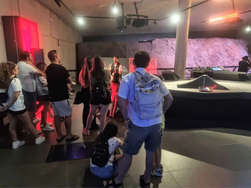 Espai Crater Olot La Garrotxa con niños y adolescentes