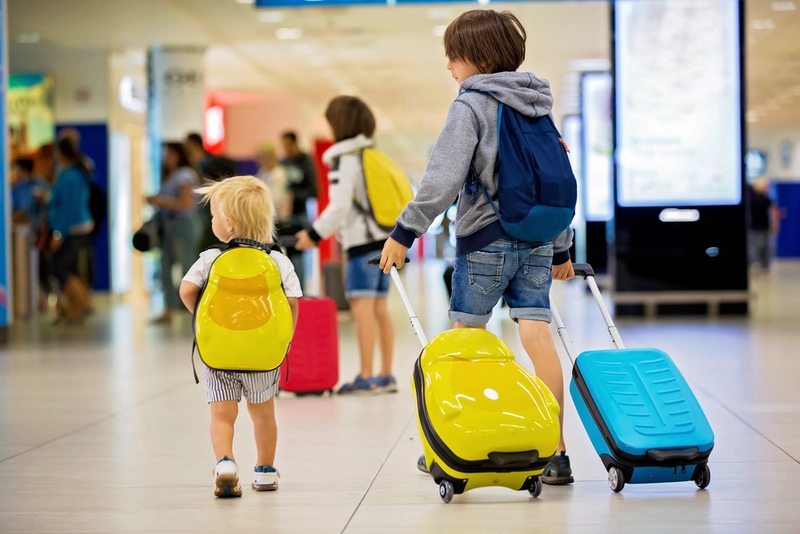 niños con maletas en aeropuerto como ayudar a los niños a preparar la maleta